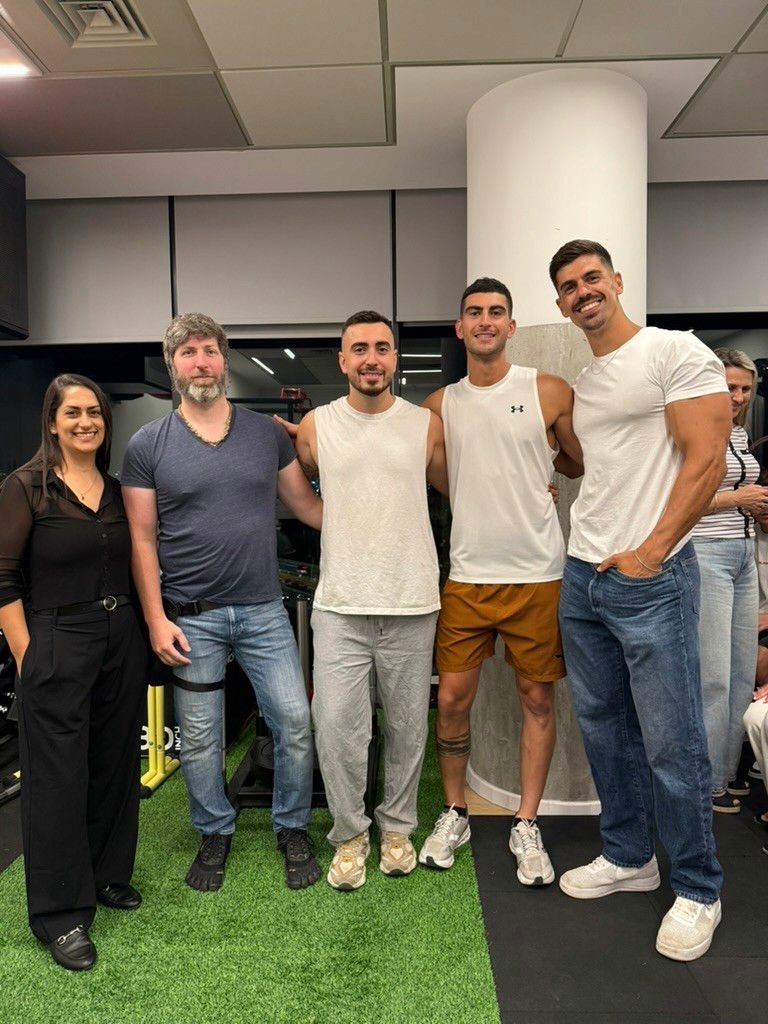 צוות Recovery Center בחדר האימון של הקליניקה